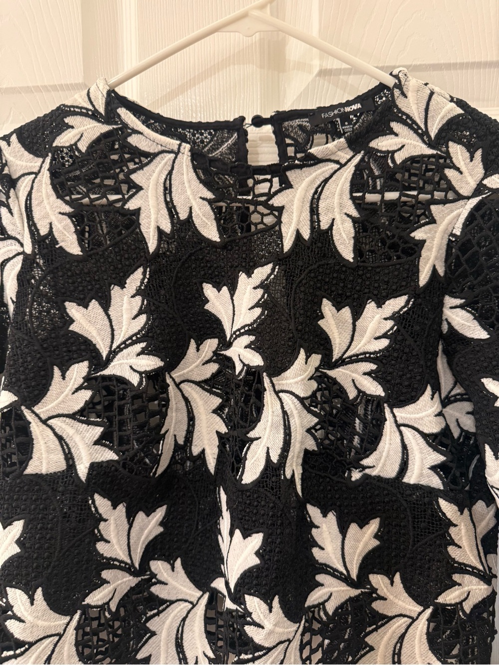 Black & White Floral Lace Long-Sleeve Crop Top - Picture 5 of 10
